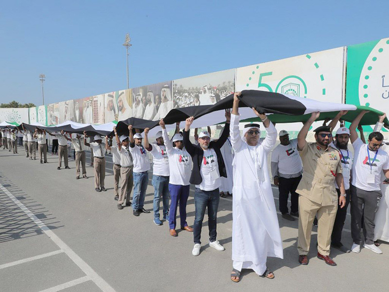 علم الإمارات يحطم رقمين قياسيين في موسوعة "جينيس"